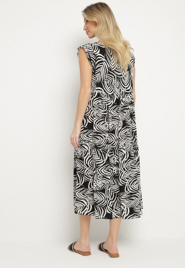 Born2be - Czarna Bawełniana Sukienka w Liście o Rozkloszowanym Kroju Divariel. Kolor: czarny. Materiał: bawełna. Długość rękawa: krótki rękaw. Typ sukienki: rozkloszowane