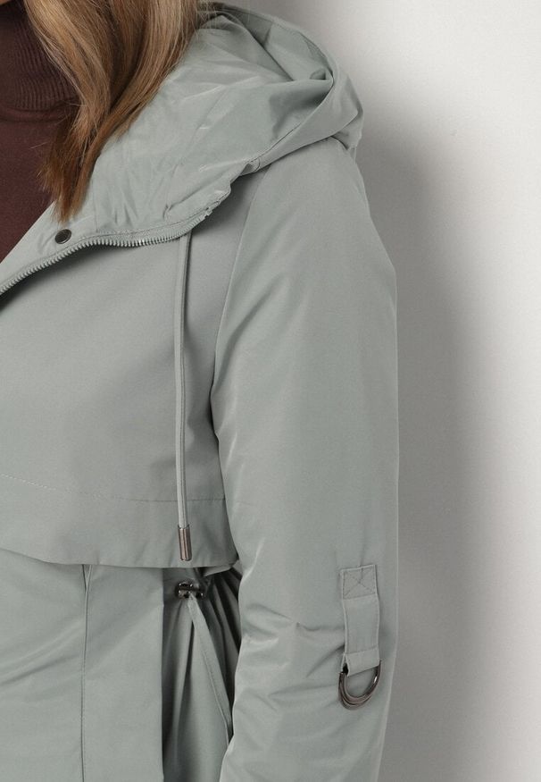 Born2be - Zielona Klasyczna Kurtka Parka z Kapturem i Ściągaczem w Talii Tulasira. Okazja: na co dzień. Typ kołnierza: kaptur. Kolor: zielony. Materiał: jeans. Styl: klasyczny