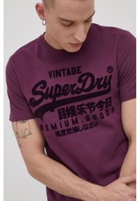 Superdry T-shirt bawełniany kolor fioletowy z nadrukiem. Okazja: na co dzień. Kolor: fioletowy. Materiał: bawełna. Wzór: nadruk. Styl: casual