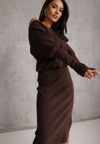 Renee - Brązowa Nietoperzowa Sukienka z Dzianiny z Wiskozą z Dekoltem w Łódkę Yuzoma. Typ kołnierza: dekolt w łódkę. Kolor: brązowy. Materiał: dzianina, wiskoza. Typ sukienki: oversize #1