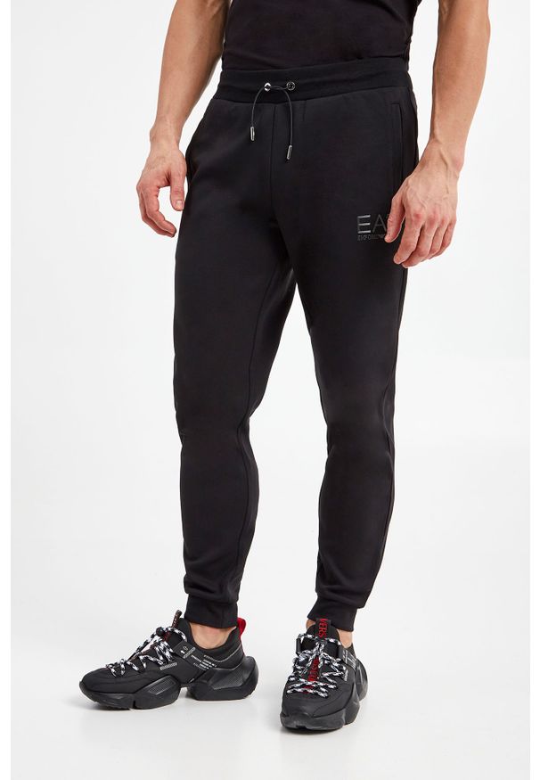 EA7 Emporio Armani - Spodnie dresowe EA7 EMPORIO ARMANI. Materiał: dresówka. Wzór: nadruk