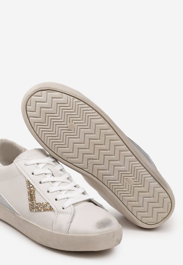Renee - Biało-Złote Sneakersy Sznurowane z Cholewką przed Kostkę z Brokatem Toneri. Wysokość cholewki: przed kostkę. Kolor: biały. Materiał: jeans. Szerokość cholewki: normalna. Wzór: aplikacja. Obcas: na obcasie. Wysokość obcasa: niski. Sport: turystyka piesza