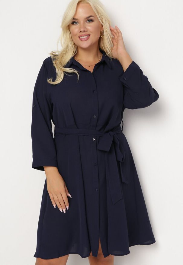 Born2be - Granatowa Rozkloszowana Mini Sukienka Zapinana na Guziki z Materiałowym Paskiem Vleco. Kolor: niebieski. Materiał: materiał. Długość: mini