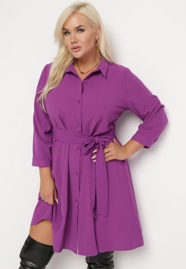 Born2be - Fioletowa Rozkloszowana Mini Sukienka Zapinana na Guziki z Materiałowym Paskiem Vleco. Kolor: fioletowy. Materiał: materiał. Długość: mini