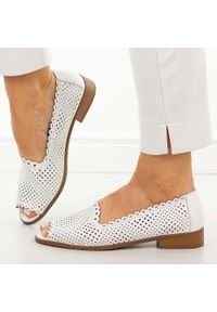 Białe ażurowe półbuty damskie Jezzi 25113-9. Okazja: na co dzień, na imprezę. Nosek buta: otwarty. Kolor: biały. Wzór: ażurowy. Materiał: skóra. Sezon: wiosna, lato. Obcas: na obcasie. Styl: casual, elegancki, klasyczny, wizytowy. Wysokość obcasa: niski #1
