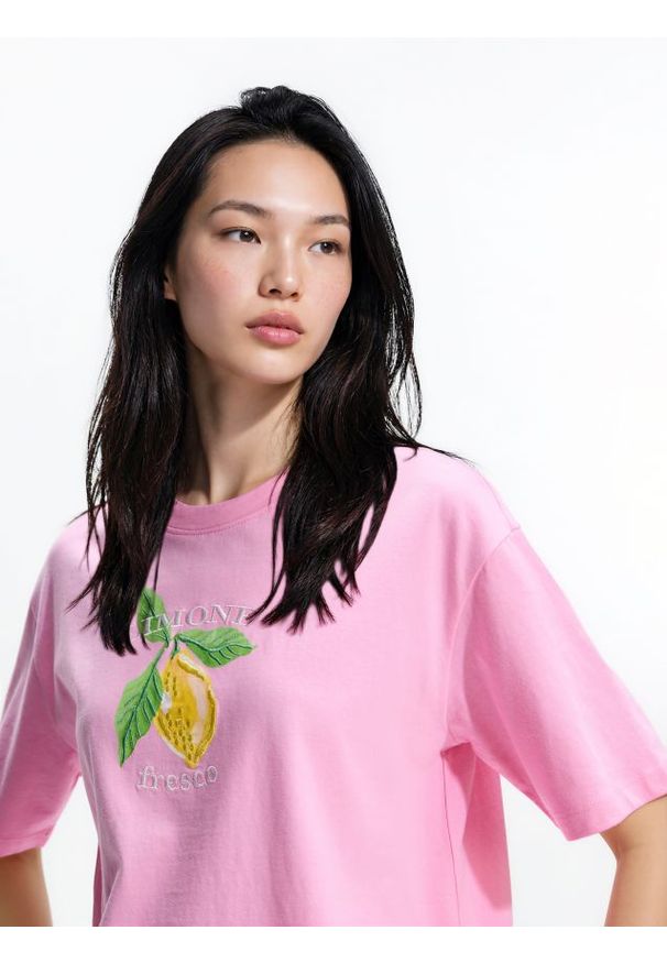 Reserved - T-shirt z nadrukiem i haftem - różowy. Kolor: różowy. Materiał: bawełna, dzianina. Wzór: nadruk, haft