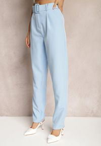 Renee - Jasnoniebieskie Spodnie Garniturowe High Waist z Paskiem Wenus. Okazja: na co dzień, na spotkanie biznesowe. Stan: podwyższony. Kolor: niebieski. Materiał: tkanina, materiał. Wzór: gładki, jednolity. Styl: biznesowy, casual