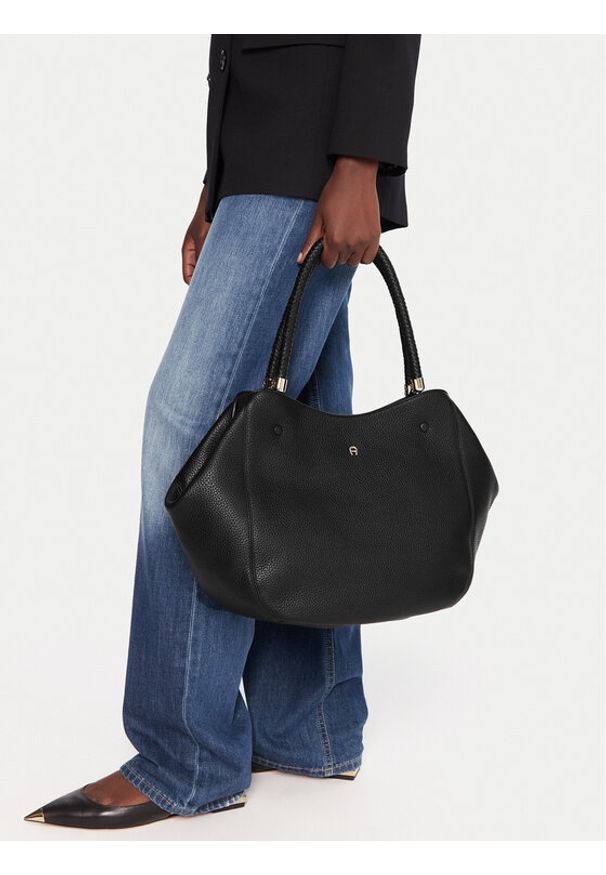 Aigner Torebka 137422 Czarny. Kolor: czarny. Materiał: skórzane