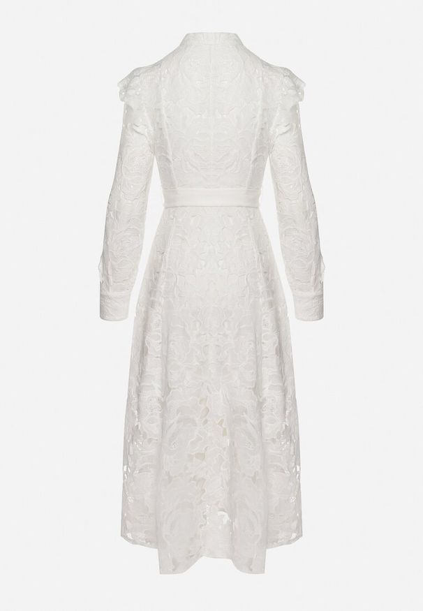 Born2be - Biała Koronkowa Sukienka z Paskiem w Talii i Falbanką Nicasta. Okazja: na co dzień. Typ kołnierza: kołnierzyk stójkowy. Kolor: biały. Materiał: koronka. Długość rękawa: długi rękaw. Typ sukienki: proste. Styl: elegancki, casual