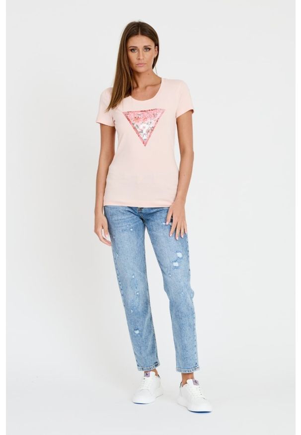 Guess - GUESS Różowy t-shirt Satin Triangle Tee. Kolor: różowy
