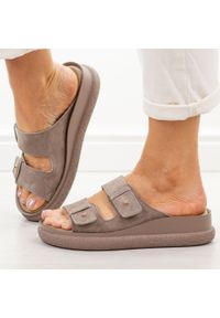 Skórzane apricot klapki damskie Vinceza 66916. Okazja: na co dzień. Materiał: zamsz, skóra. Sezon: lato, wiosna. Obcas: na platformie. Styl: wakacyjny, casual #1