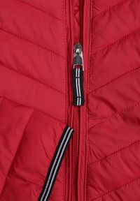 Born2be - Czerwona Pikowana Kurtka Przejściowa z Ozdobną Lamówką przy Kapturze Tidorna. Okazja: na spacer, na co dzień. Kolor: czerwony. Materiał: poliester, jeans. Styl: casual, elegancki #3