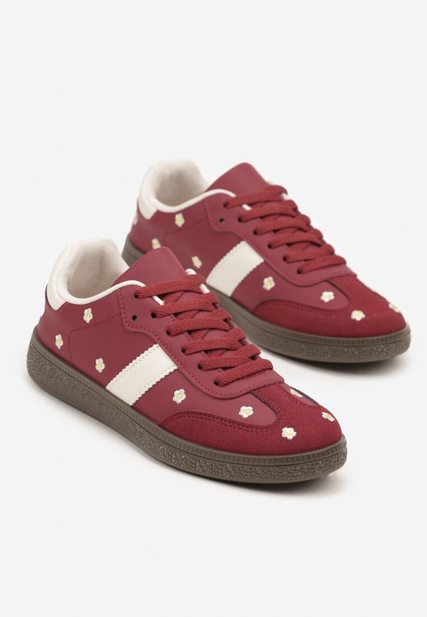 Renee - Bordowe Sneakersy Tenisówki Ozdobione Kwiatkami Zummine. Okazja: na co dzień, na spacer. Kolor: czerwony. Wzór: aplikacja, kwiaty. Sport: turystyka piesza