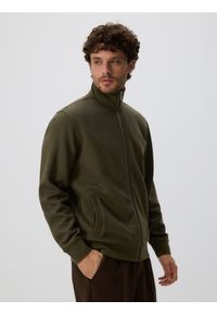 Reserved - Gładka bluza ze stójką - oliwkowy. Typ kołnierza: kołnierzyk stójkowy. Kolor: oliwkowy. Materiał: bawełna, dzianina. Wzór: gładki #1