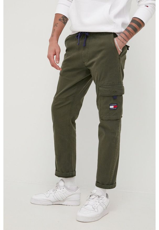 Tommy Jeans Spodnie DM0DM13389.PPYY męskie kolor zielony proste. Okazja: na co dzień. Kolor: zielony. Materiał: tkanina, bawełna, materiał. Wzór: gładki. Styl: casual