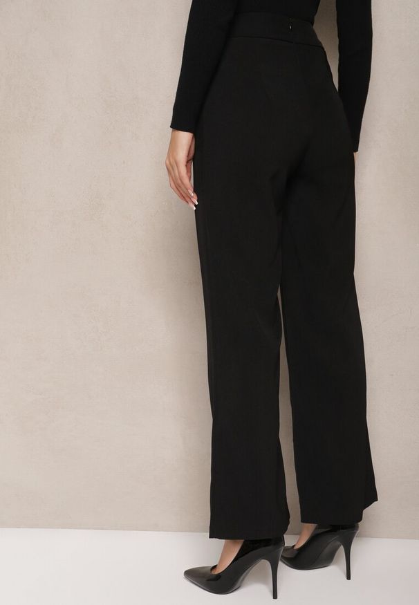 Renee - Czarne Spodnie High Waist o Szerokim Fasonie z Paskiem i Złotym Metalicznym Detalem Eniarra. Okazja: do pracy. Stan: podwyższony. Kolor: czarny. Materiał: jedwab. Styl: elegancki