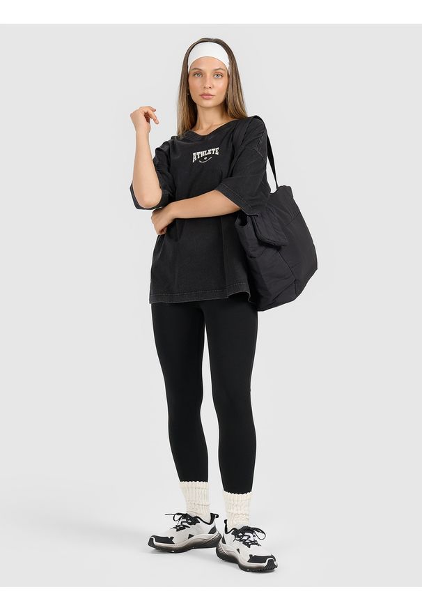 4f - 4F T-shirt oversize z nadrukiem damski - czarny XS. Okazja: na co dzień. Typ kołnierza: dekolt w serek. Kolor: czarny. Materiał: dzianina, materiał. Długość rękawa: krótki rękaw. Długość: krótkie. Wzór: nadruk. Styl: sportowy, casual, vintage