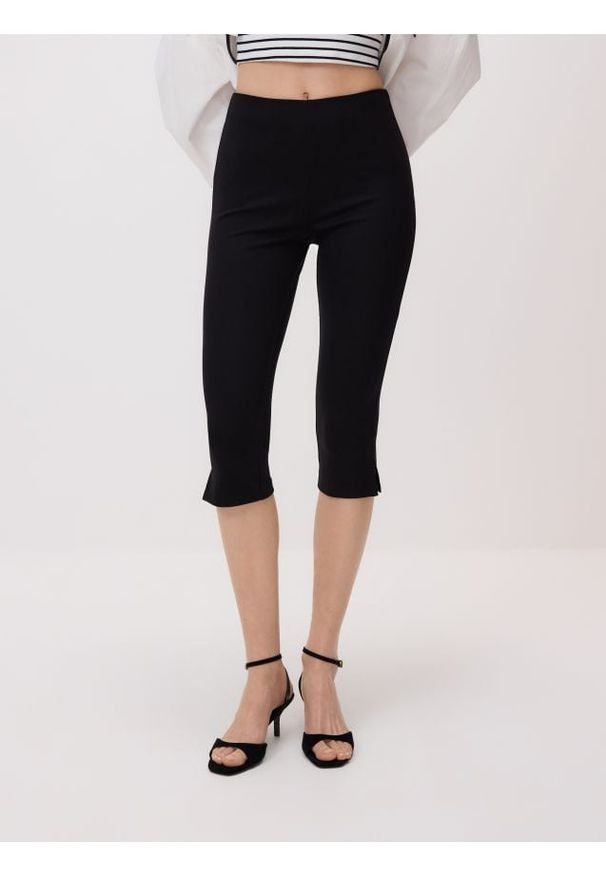Reserved - Spodnie capri - czarny. Kolor: czarny. Materiał: wiskoza, dzianina