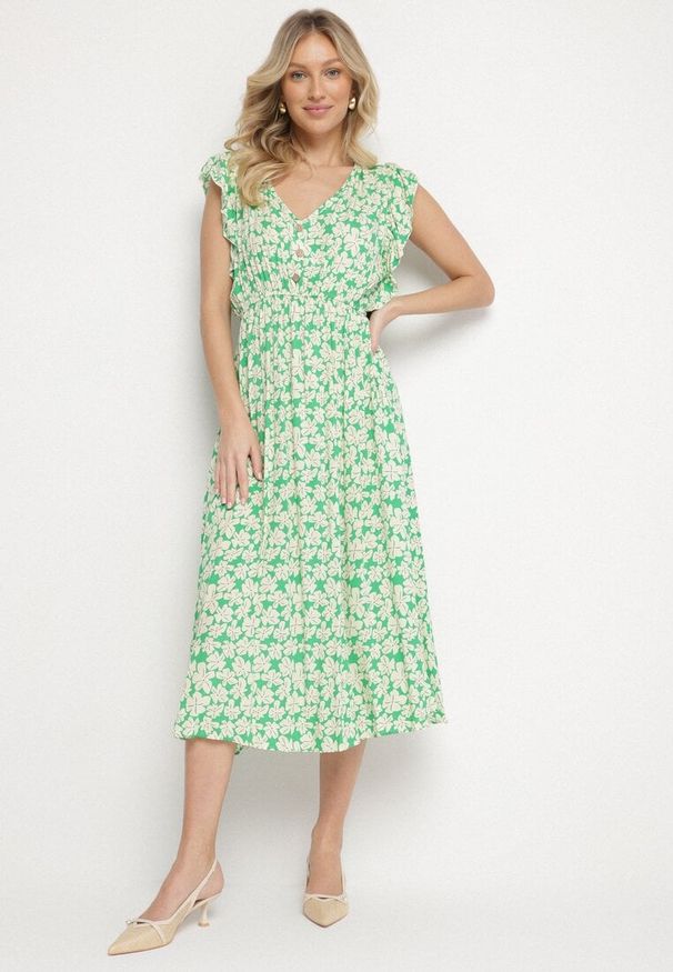 Born2be - Zielona Bawełniana Sukienka w Kwiatki o Rozkloszowanym Kroju z Gumką Alanilia. Okazja: na co dzień. Typ kołnierza: dekolt w kształcie V. Kolor: zielony. Wzór: kwiaty. Typ sukienki: rozkloszowane. Materiał: bawełna. Długość rękawa: krótki rękaw. Sezon: wiosna, lato. Styl: casual, elegancki