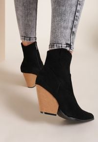 Renee - Czarne Kowbojki Centrifugal. Nosek buta: szpiczasty. Zapięcie: zamek. Kolor: czarny. Materiał: jeans, tiul, dzianina. Szerokość cholewki: normalna. Wzór: jednolity. Obcas: na stożku. Styl: klasyczny #1