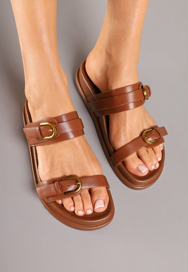 Born2be - Brązowe Klapki Ozdobione Klamrami Tatosiella. Okazja: na co dzień. Kolor: brązowy. Wzór: aplikacja. Sezon: lato. Obcas: na obcasie. Styl: casual, elegancki. Wysokość obcasa: niski