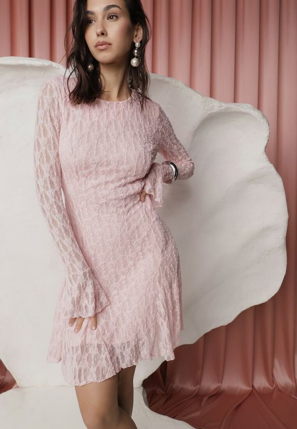 Renee - Różowa Sukienka z Koronki Ozdobiona Rozkloszowanymi Rękawami Cinalata. Kolor: różowy. Materiał: koronka. Wzór: aplikacja, koronka. Typ sukienki: rozkloszowane. Styl: elegancki, klasyczny