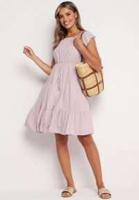 Born2be - Różowa Rozkloszowana Sukienka w Hiszpańskim Stylu z Gumką w Pasie Yemvia. Okazja: na co dzień. Typ kołnierza: dekolt hiszpanka. Kolor: różowy. Materiał: wiskoza, jeans, bawełna, materiał. Sezon: lato. Typ sukienki: proste. Styl: casual, elegancki #6