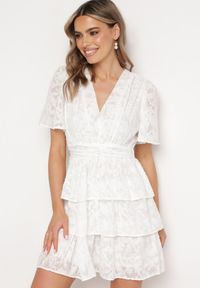 Born2be - Biała Rozkloszowana Sukienka z Trójkątnym Dekoltem z Gumką w Pasie i Falbankami Crapia. Okazja: na spacer. Typ kołnierza: kołnierz z falbankami. Kolor: biały. Długość rękawa: krótki rękaw. Styl: wizytowy #6