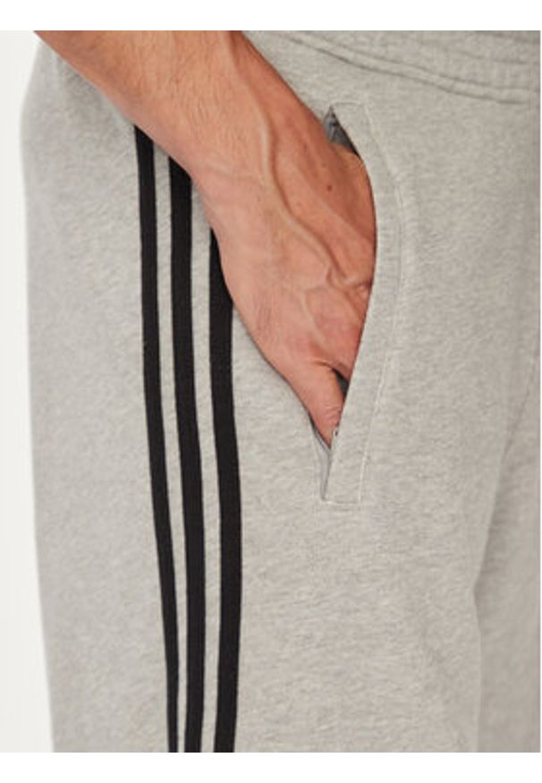 Adidas - adidas Szorty sportowe adicolor 3-Stripes JY1381 Szary Regular Fit. Kolor: szary. Materiał: bawełna. Styl: sportowy