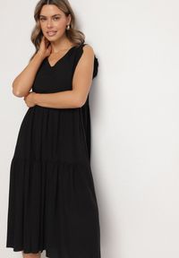 Born2be - Czarna Bawełniana Sukienka Ozdobiona Falbankami Aveliova. Okazja: na co dzień, na spacer, na imprezę. Typ kołnierza: kołnierz z falbankami. Kolor: czarny. Materiał: bawełna. Wzór: aplikacja. Typ sukienki: proste. Styl: casual, elegancki. Długość: midi #5