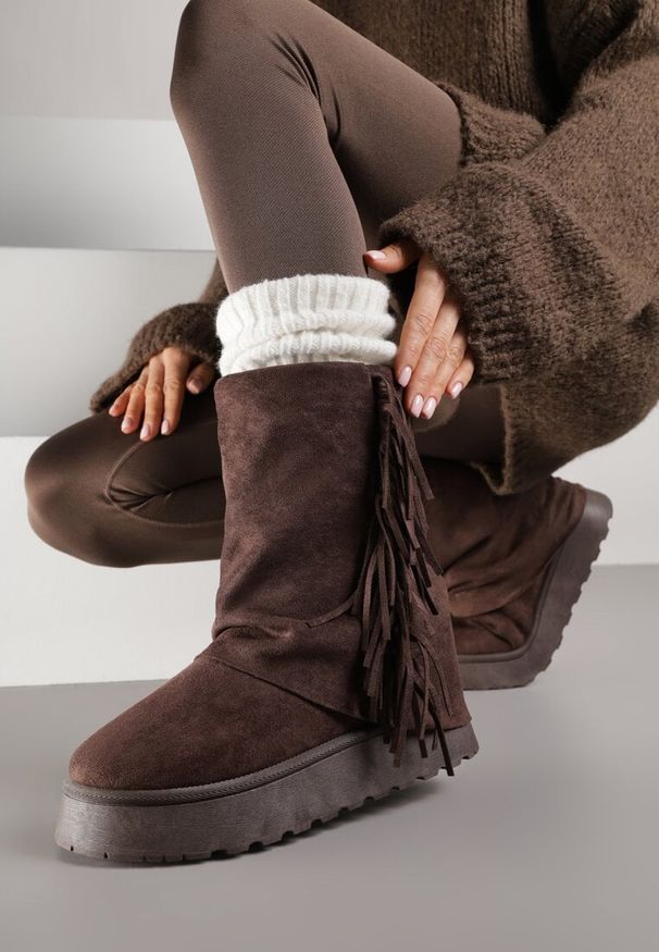 Renee - Brązowe Botki Śniegowce z Wywiniętą Cholewką Zdobioną Frędzlami Sewela. Okazja: na co dzień. Kolor: brązowy. Materiał: zamsz, jeans. Szerokość cholewki: normalna. Wzór: aplikacja. Styl: casual