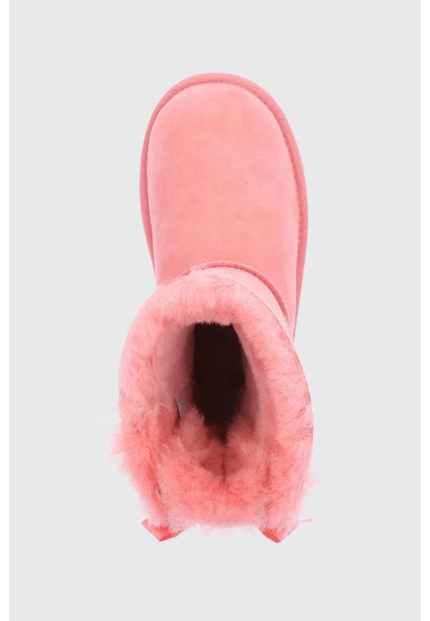 Ugg - UGG Śniegowce zamszowe dziecięce Bailey Bow II kolor różowy. Kolor: różowy. Materiał: zamsz