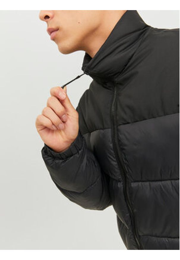 Jack & Jones - Jack&Jones Kurtka zimowa 12235860 Czarny Regular Fit. Kolor: czarny. Materiał: syntetyk. Sezon: zima