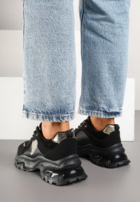 Renee - Czarne Sneakersy w Stylu Streetwearowym z Brokatem na Tłocznej Podeszwie Soledis. Okazja: na co dzień. Kolor: czarny. Materiał: satyna, jeans. Szerokość cholewki: normalna. Wzór: aplikacja. Sezon: lato, wiosna #6