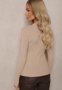 Renee - Ciemnobeżowy Sweter z Wiskozą w Klasycznym Stylu Sintovira. Okazja: na co dzień. Kolor: beżowy. Materiał: wiskoza. Długość rękawa: długi rękaw. Długość: długie. Styl: klasyczny