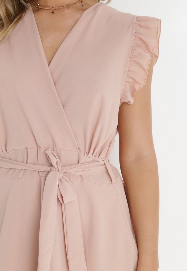 Born2be - Jasnoróżowa Sukienka Kopertowa z Falbankami i Wiązaniem Dalim. Okazja: na randkę. Typ kołnierza: kołnierz z falbankami. Kolor: różowy. Materiał: materiał. Długość rękawa: bez rękawów. Wzór: aplikacja. Typ sukienki: kopertowe. Długość: midi