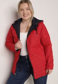 Born2be - Granatowo-Czerwona Przejściowa Kurtka Dwustronna o Kroju Parki z Pikowaniem Wewnątrz Zidelle. Typ kołnierza: kaptur. Kolor: niebieski. Materiał: poliester, jeans. Styl: sportowy #7