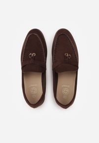 Renee - Brązowe Mokasyny z Ekozamszu Zdobione Metaliczną Zawieszką Ralselia. Okazja: na co dzień, do pracy, na spotkanie biznesowe. Kolor: brązowy. Wzór: aplikacja. Obcas: na obcasie. Styl: biznesowy, casual #2