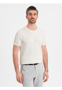 Ombre Clothing - Dzianinowa koszulka męska z delikatną drobną strukturą - biała V1 - Rozmiar: L. Okazja: na co dzień. Kolor: biały. Materiał: dzianina. Długość rękawa: krótki rękaw. Długość: krótkie. Wzór: ze splotem. Styl: wizytowy, casual, elegancki