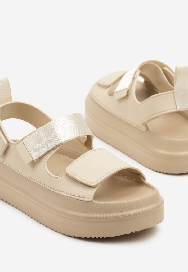 Born2be - Beżowe Sandały na Grubej Podeszwie z Dwoma Paskami Taloiti. Okazja: na co dzień. Zapięcie: pasek. Kolor: beżowy. Materiał: jeans. Wzór: paski. Styl: casual, klasyczny