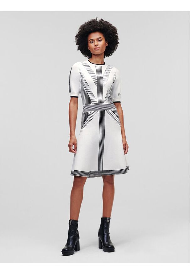 Karl Lagerfeld - Sukienka dzianinowa KARL LAGERFELD. Typ kołnierza: dekolt w karo. Kolor: biały. Materiał: dzianina