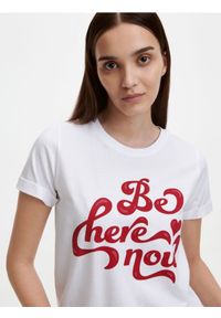 Reserved - T-shirt regular z nadrukiem - złamana biel. Materiał: bawełna, dzianina. Wzór: nadruk #1