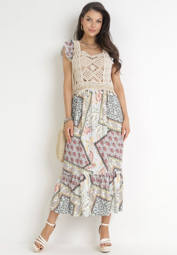 Born2be - Beżowo-Niebieska Rozkloszowana Sukienka Maxi z Szydełkową Górą i Falbankami z Bawełny Madela. Typ kołnierza: kołnierz z falbankami. Kolor: beżowy. Materiał: bawełna. Sezon: wiosna, lato. Długość: maxi