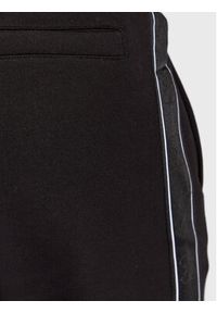 Guess Spodnie dresowe Mickey Z2YB09 KB3P2 Czarny Regular Fit. Kolor: czarny. Materiał: syntetyk, bawełna