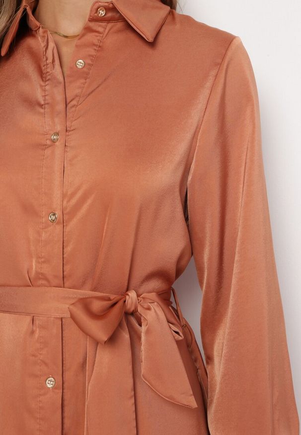 Born2be - Różowa Koszulowa Sukienka Maxi z Wiązanym Paskiem Isylie. Kolor: różowy. Materiał: materiał. Typ sukienki: koszulowe. Długość: maxi