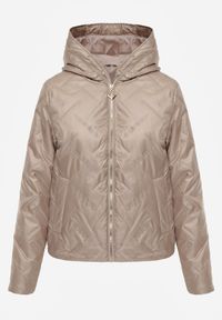 Born2be - Brązowa Kurtka Pikowana z Nieodpinanym Kapturem i Aplikacją na Rękawie Endora. Okazja: na spacer, na co dzień. Kolor: brązowy. Materiał: poliester, jeans. Wzór: aplikacja. Styl: casual, elegancki #6