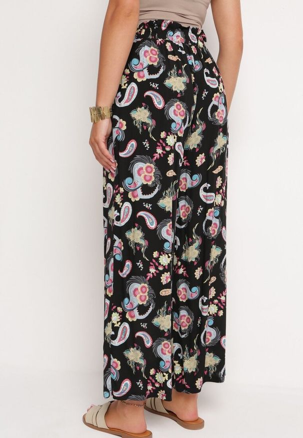 Born2be - Czarno-Różowe Spodnie z Bawełny z w Stylu Boho z Szerokimi Nogawkami i Gumką w Talii Jelvia. Okazja: na co dzień. Kolor: czarny. Materiał: bawełna. Sezon: lato, wiosna. Styl: boho