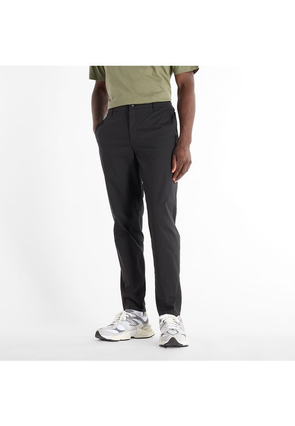 Spodnie męskie New Balance MP43554BK – czarne. Kolor: czarny. Materiał: bawełna, materiał, nylon. Wzór: aplikacja