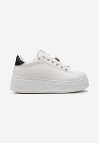 Renee - Biało-Czarne Sneakersy na Niskiej Platformie z Ozdobnymi Metalowymi Aplikacjami Auala. Kolor: biały. Wzór: aplikacja. Obcas: na platformie #3