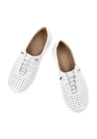 Półbuty damskie Wasak, ze skóry naturalnej licowej ażurowa cholewka sznurowanie lekka podeszwa casual, białe, 0810. Okazja: na co dzień. Zapięcie: sznurówki. Kolor: biały. Materiał: skóra. Szerokość cholewki: normalna. Wzór: ażurowy. Styl: casual #6